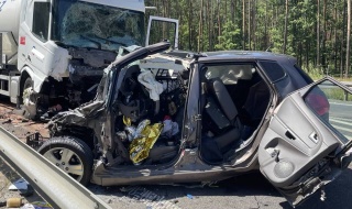 Śmiertelny wypadek na obwodnicy Bełchatowa. Po czołowym zderzeniu z cysterną zginął młody kierowca osobówki [Wideo, foto]
