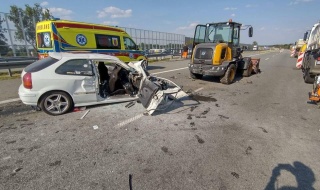 Wypadek na S8: Zderzenie hondy z koparko-ładowarką. Cztery osoby w szpitalu. "Ekspresówka" zablokowana [Foto]