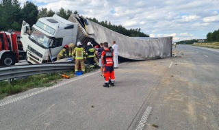 Wypadek na A1 w Łódzkiem: Ciężarówka przygniotła osobówkę. W bmw zakleszczone dziecko. Autostrada zablokowana w obu kierunkach [Foto]