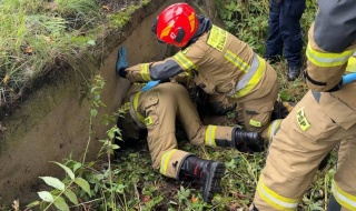 72-latek utknął w przepuście pod drogą. Seniora wyciągali strażacy, a on sam „nie wie, jak się tam znalazł” [Foto]
