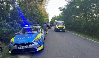 Tragiczny wypadek podczas pielgrzymki. Auto wjechało w grupę. 10 osób poszkodowanych, w tym 2,5 -letnie dziecko