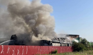 Potężny pożar hali z elektrośmieciami w Bogumiłowie. Płonie kilkaset ton odpadów [Foto, wideo]