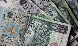 Szesnastolatek znalazł blisko 2000 złotych i oddał je policjantom.  "Rodzice mogą być dumni"