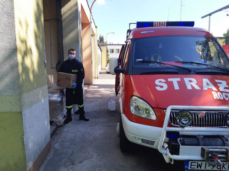 Strażacy z powiatu wieluńskiego ponownie dostarczali płyn do dezynfekcji do placówek oświatowych