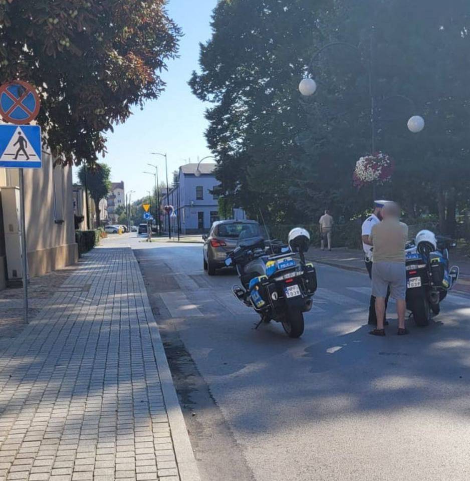 Wypadek na przejściu dla pieszych. Samochód potrącił 59-latkę, kobieta trafiła do szpitala