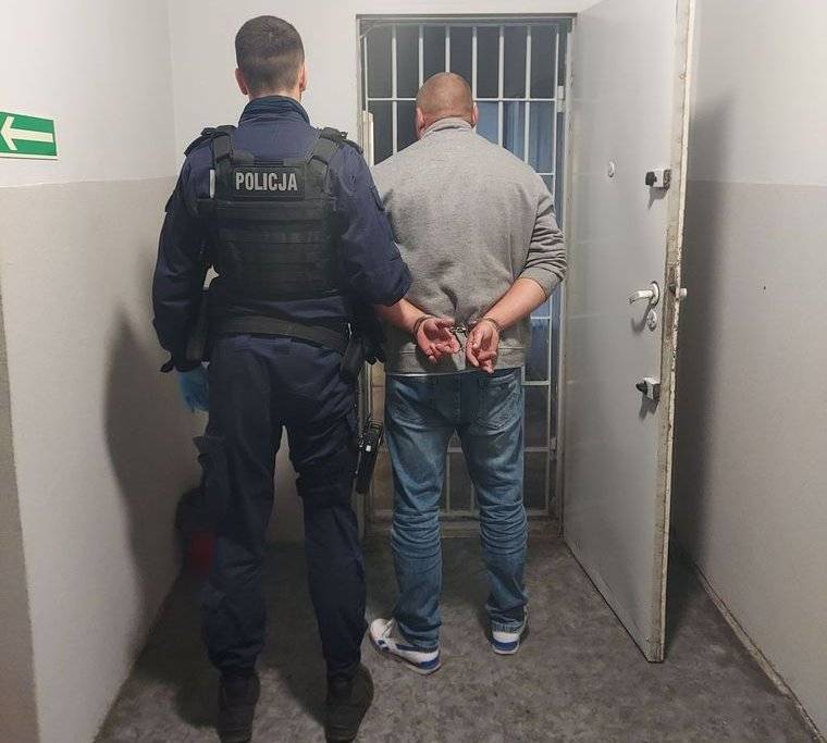 Wieluńscy policjanci zatrzymali za posiadanie narkotyków trzech mężczyzn