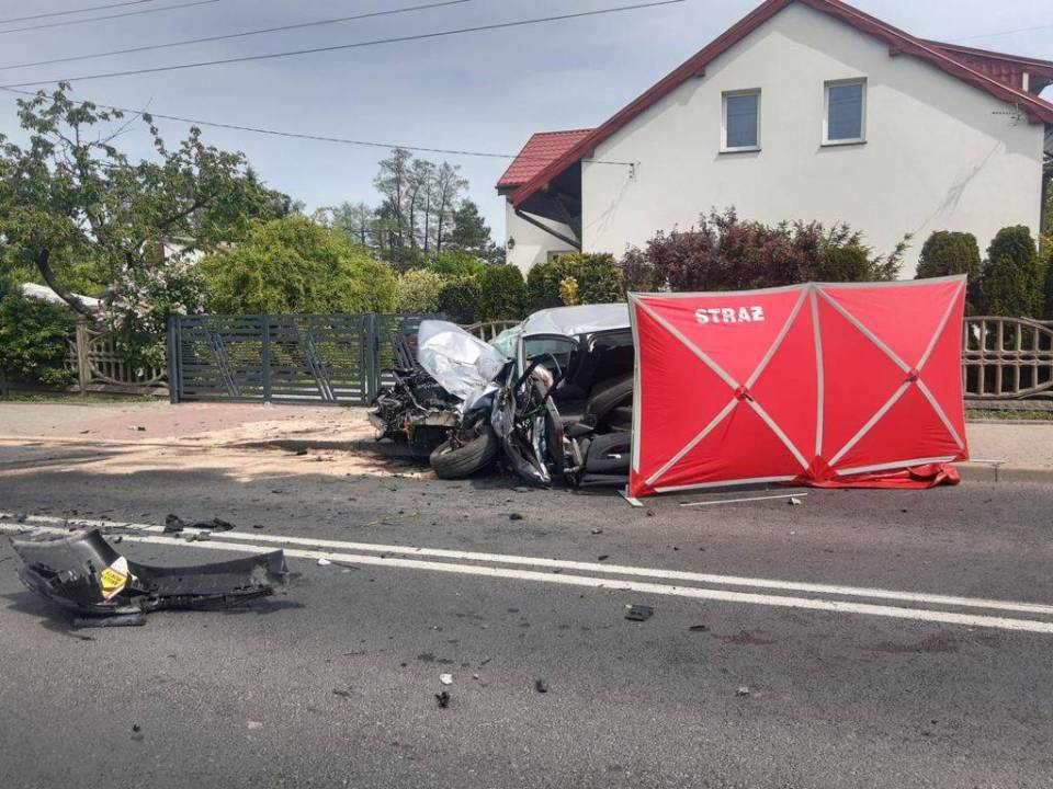 Tragedia w Gaszynie. Zjechał na przeciwległy pas i zderzył się z samochodem ciężarowym, nie żyje 46-letni kierowca