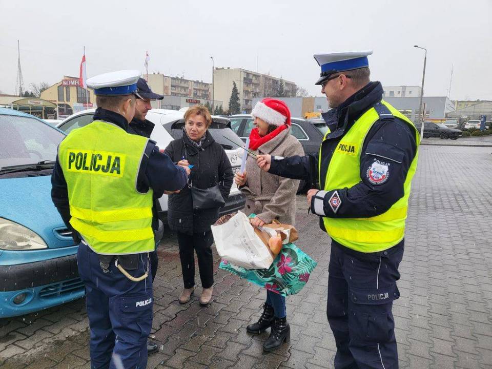 Wieluńscy mundurowi rozdawali upominki z okazji Mikołajek